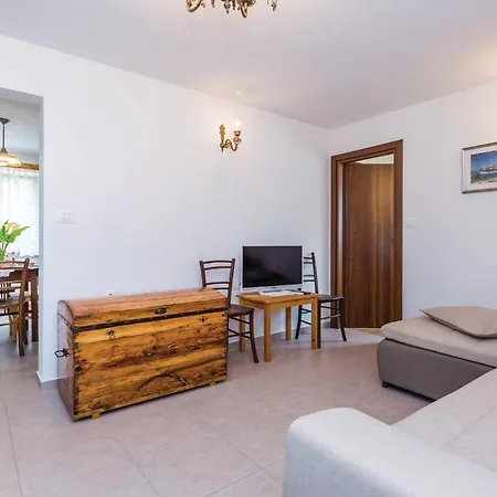Vakantiehuis Cozy In Viskovo With Kitchen Viskovo