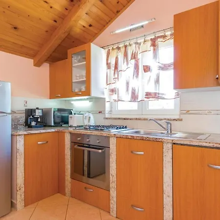 Holiday home Cozy In Viskovo With Kitchen *