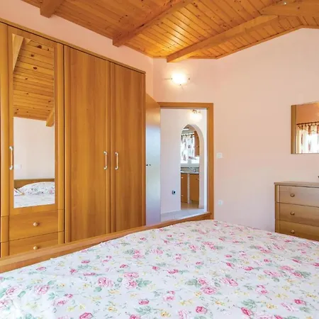 Cozy In Viskovo With Kitchen Holiday home *