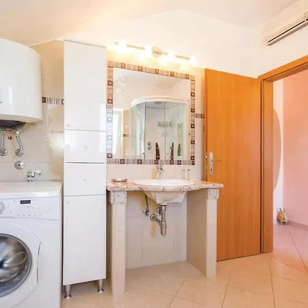 Cozy In Viskovo With Kitchen Bezjaki