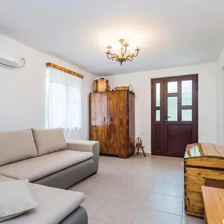 Cozy In Viskovo With Kitchen Holiday home Bezjaki