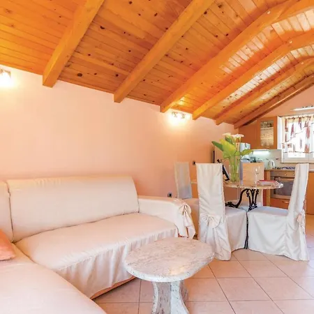 Cozy In Viskovo With Kitchen