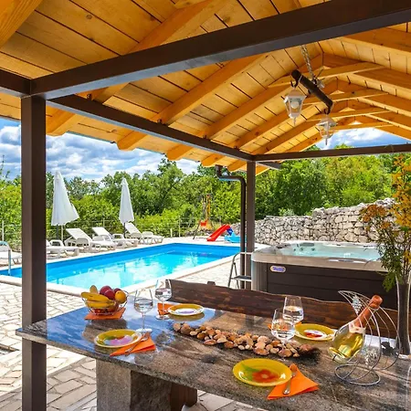 Cozy In Viskovo With Kitchen Holiday home