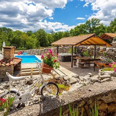 Cozy In Viskovo With Kitchen Holiday home